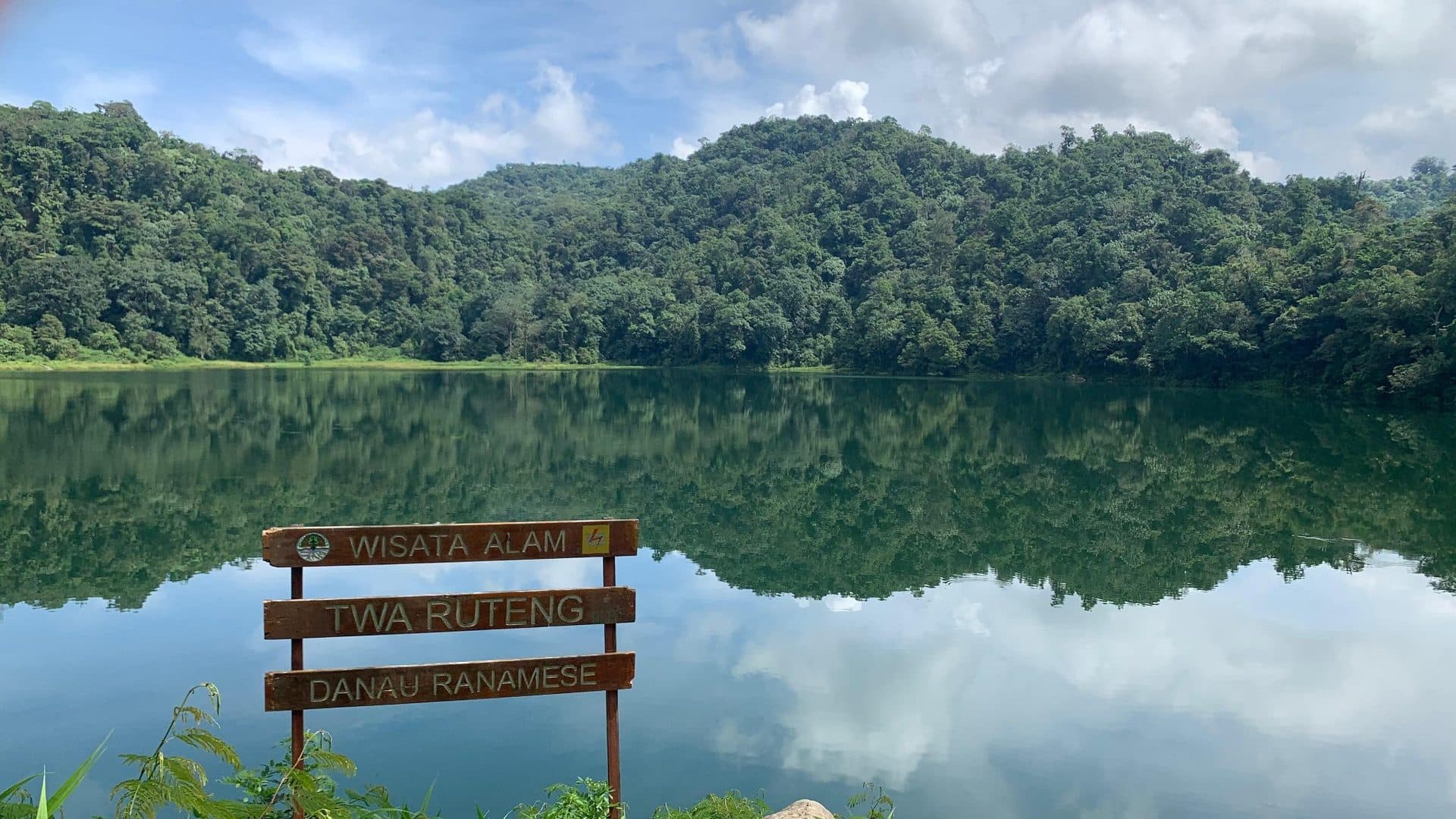 Kawasan hutan dan kebun di sekitar Danau Ranamese